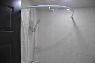 Отель Lileo Кутаиси Трехместный номер «Комфорт» с душем-10