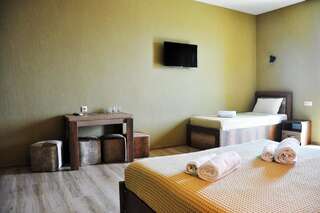 Отель Lileo Кутаиси Четырехместный номер с балконом-11